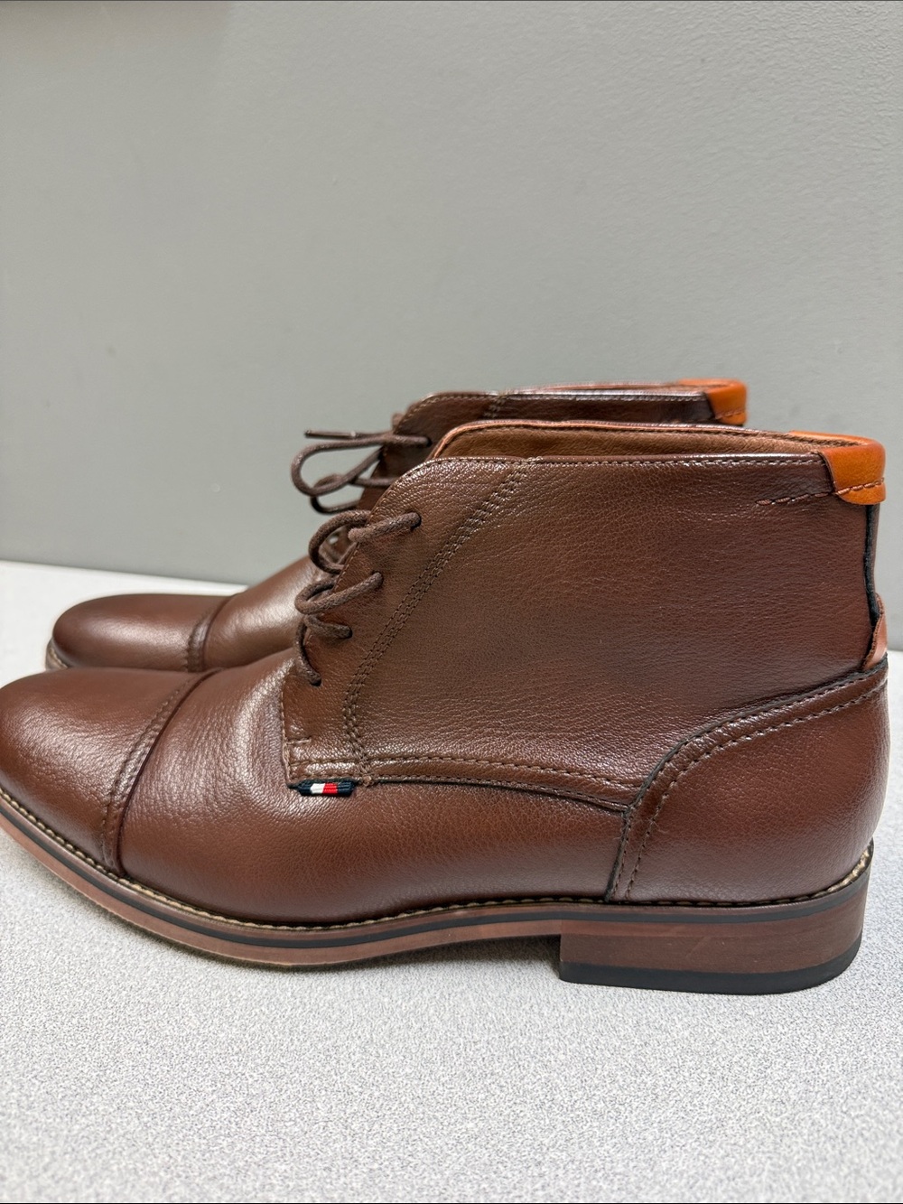 Tommy Hilfiger Men’s 8 Brown Leather Cap Toe Chukka Boots